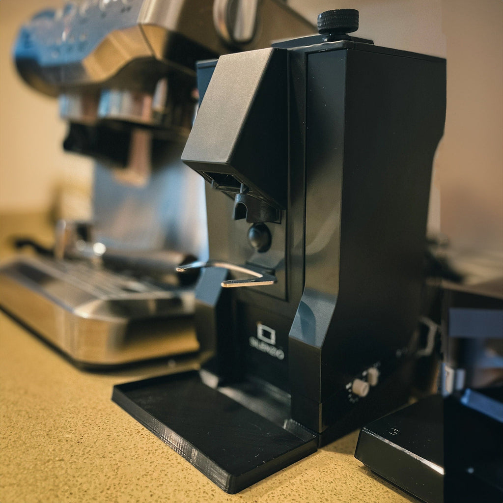 Tilting single dosing base with catch tray holding a Eureka Mignon Specialita at 15 degrees, view 3