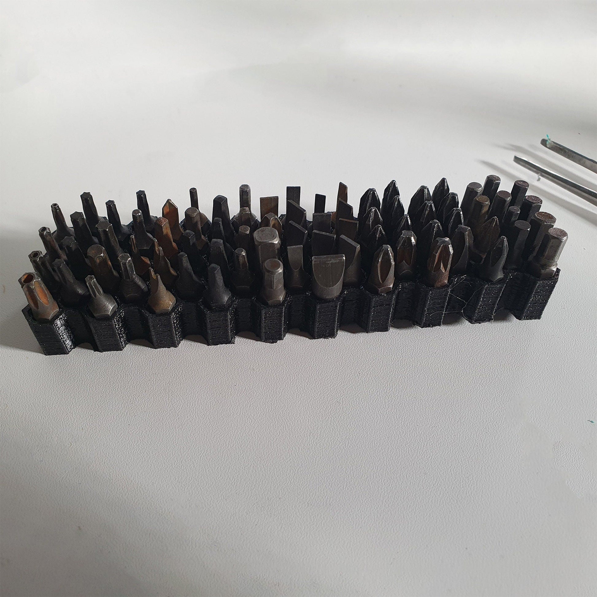 a bunch of screws sitting on top of a table