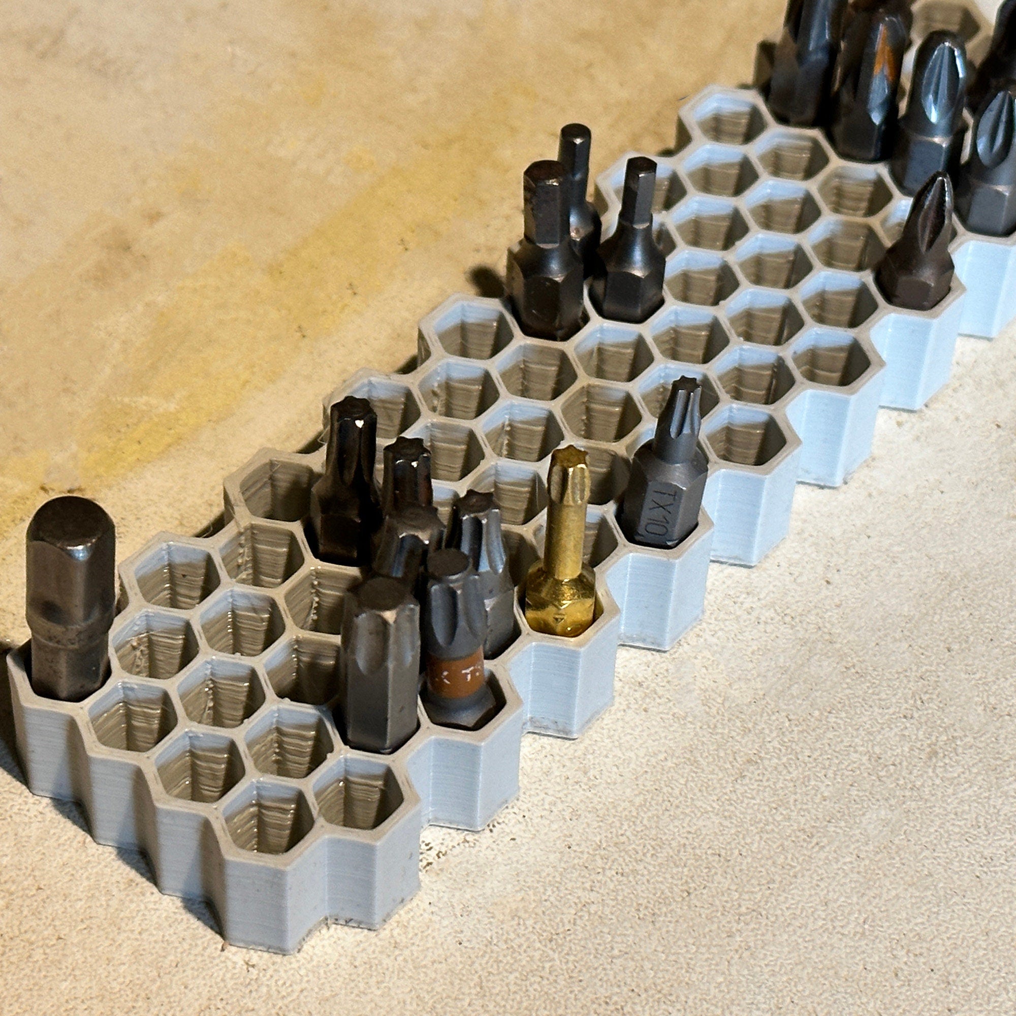 a bunch of screws are lined up in a row